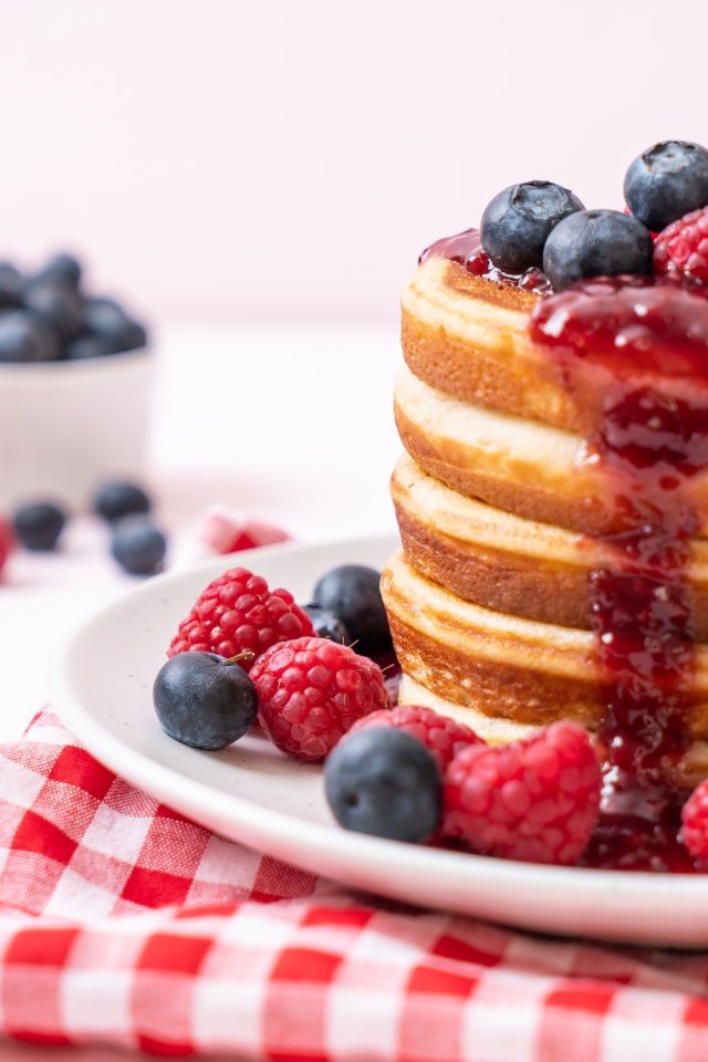 Оладья с джемом и ягодами малины и черники