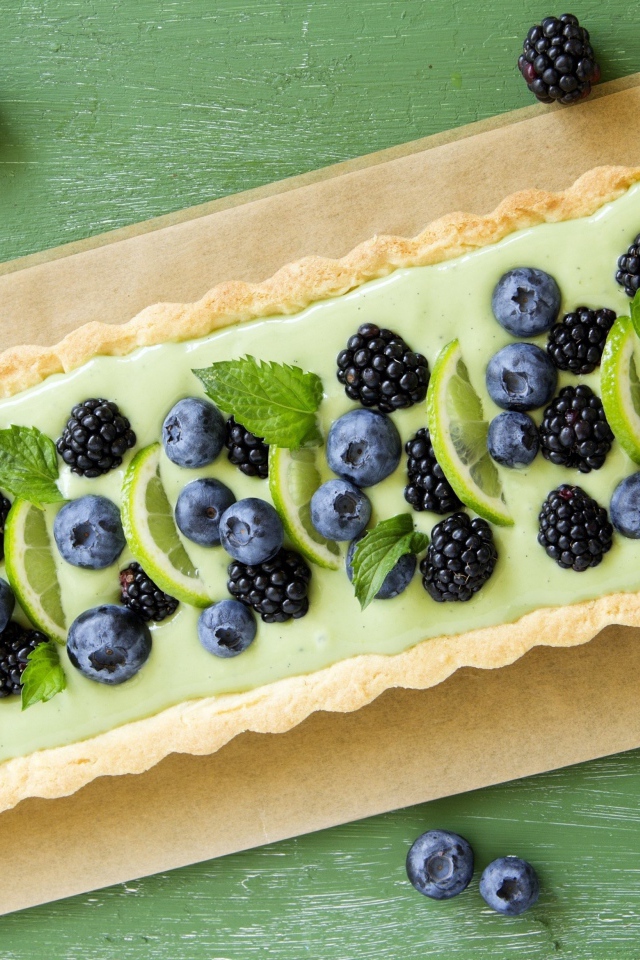 Пирог с лаймом, ягодами черники и ежевики