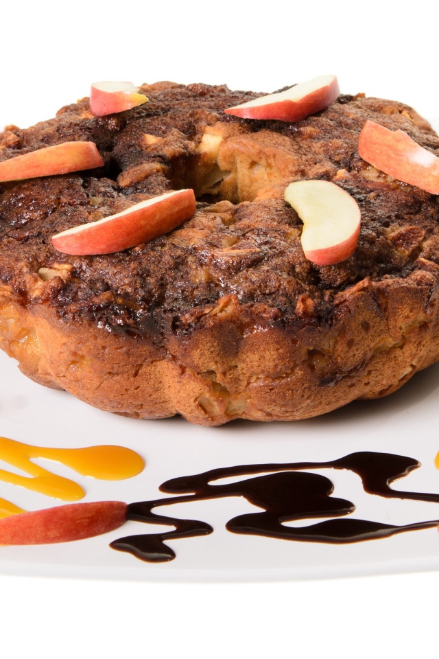 Пирог с кусочками яблок на белом фоне 