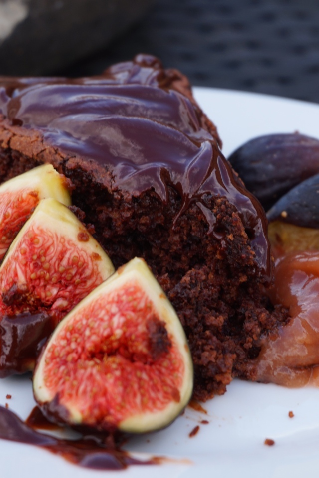 Кусок пирога с шоколадом на тарелке с кусочками инжира