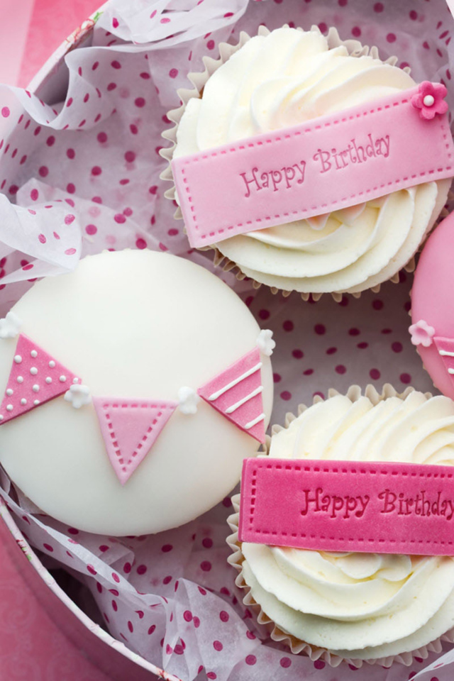 Розовые праздничные кексы ко дню рождения 