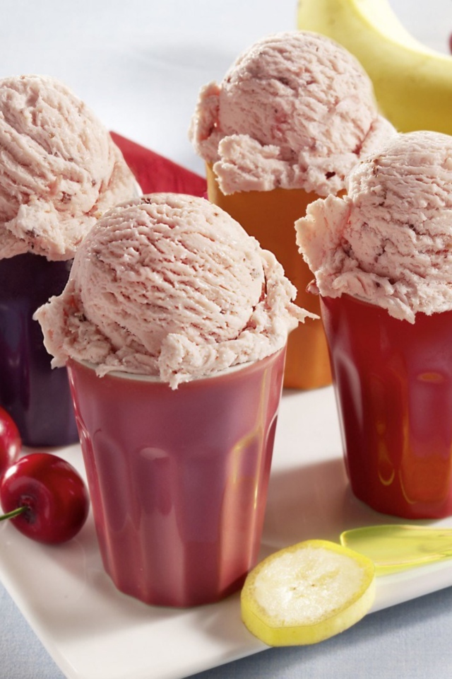 Фруктовое мороженое в стаканчиках на столе