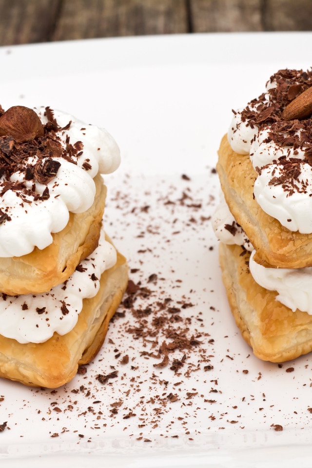 Слоеное печенье со сливками, тертым шоколадом и орехами