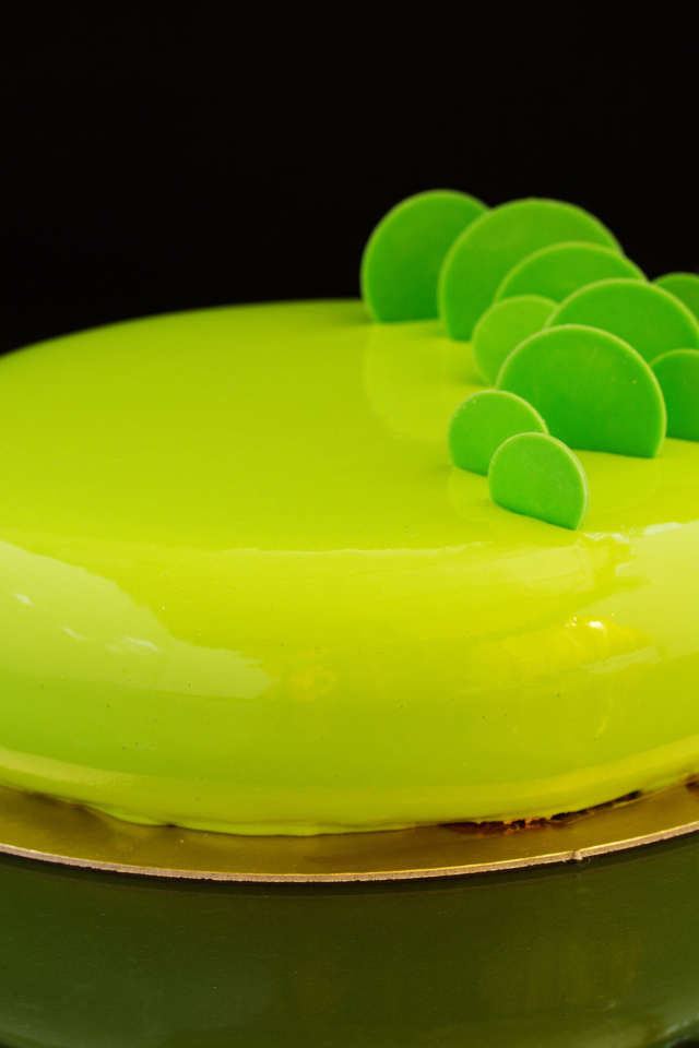 Круглый красивый глянцевый торт на черном фоне