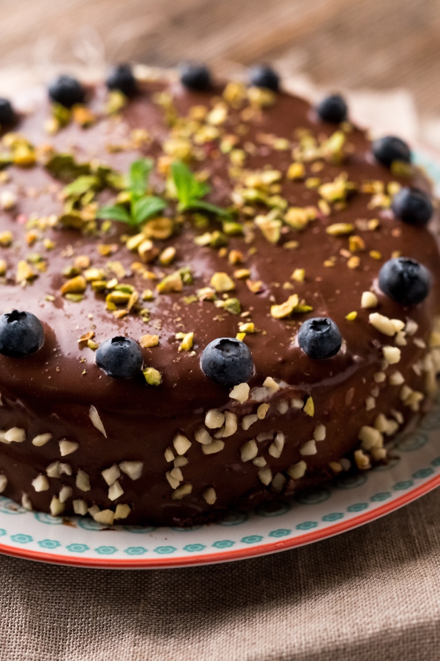 Круглый торт с шоколадом и ягодами черники