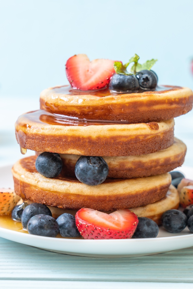 Румяные оладьи с медом, ягодами черники и клубники