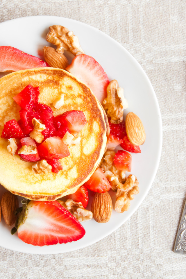 Румяные оладьи с клубникой и орехами