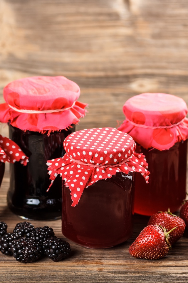 Клубничный, черничный и малиновый джем в банках