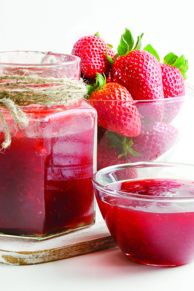 Клубничный джем с ягодами на белом фоне