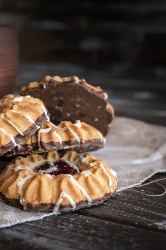 Сладкое печенье с шоколадом на столе