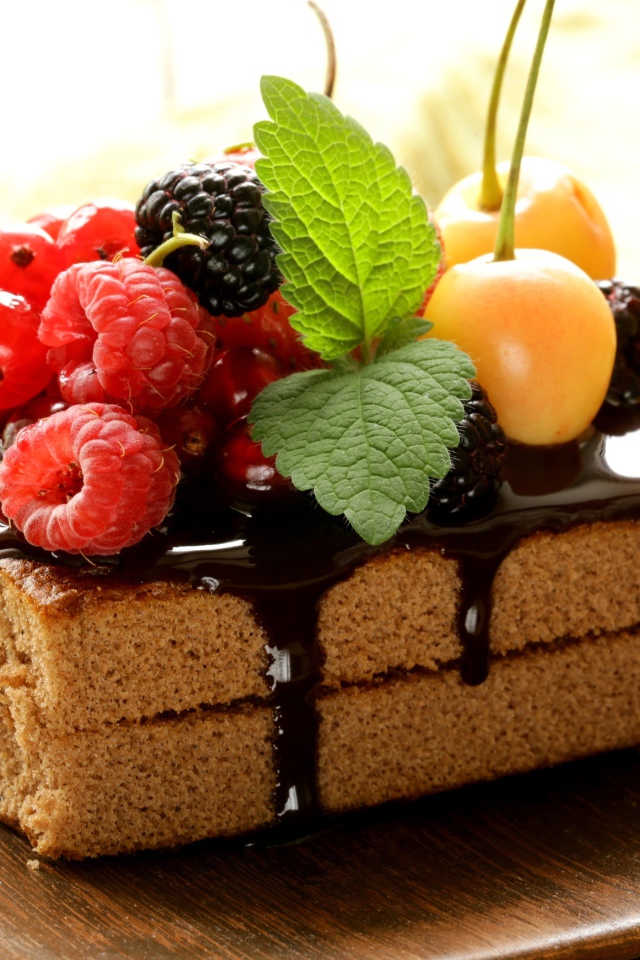 Сладкое пирожное с шоколадом и ягодами