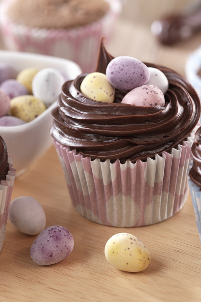 Сладкие кексы с шоколадом и конфетами