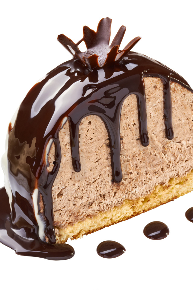 Сладкий десерт с шоколадом на белом фоне