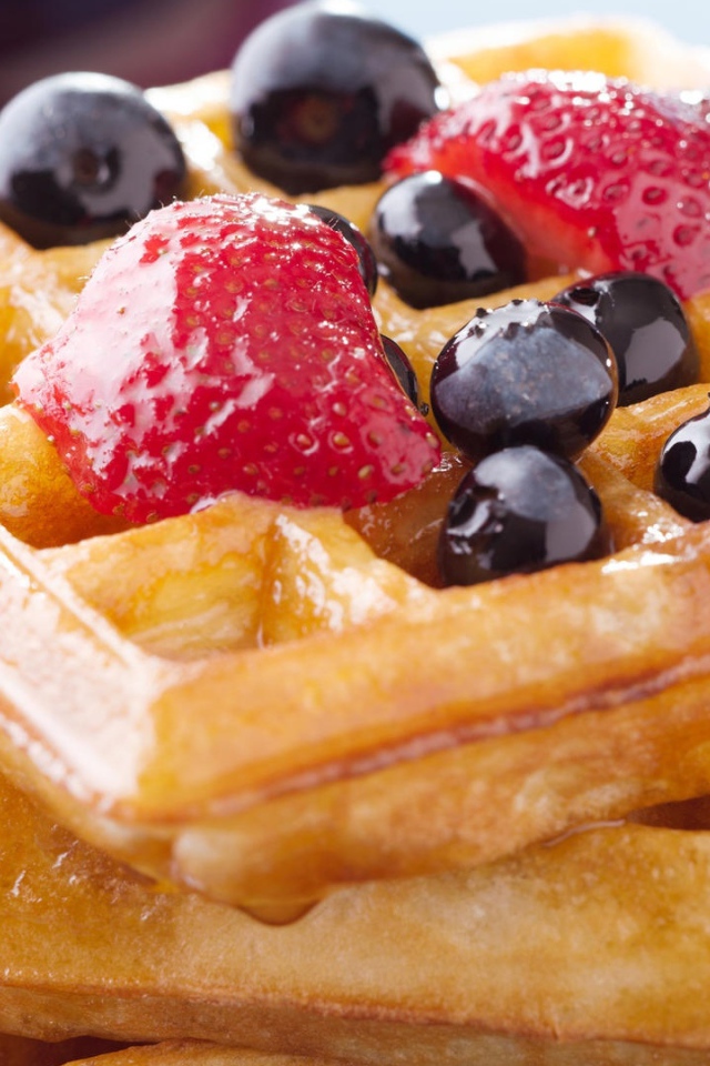 Сладкие медовые вафли с ягодами 