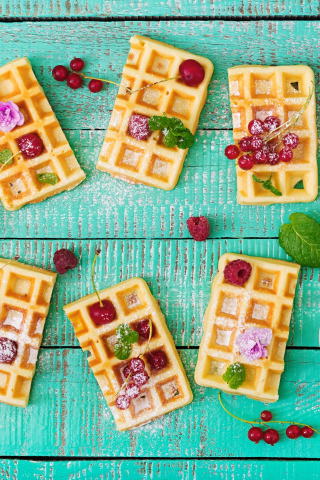 Сладкие вафли с ягодами красной смородины и малины