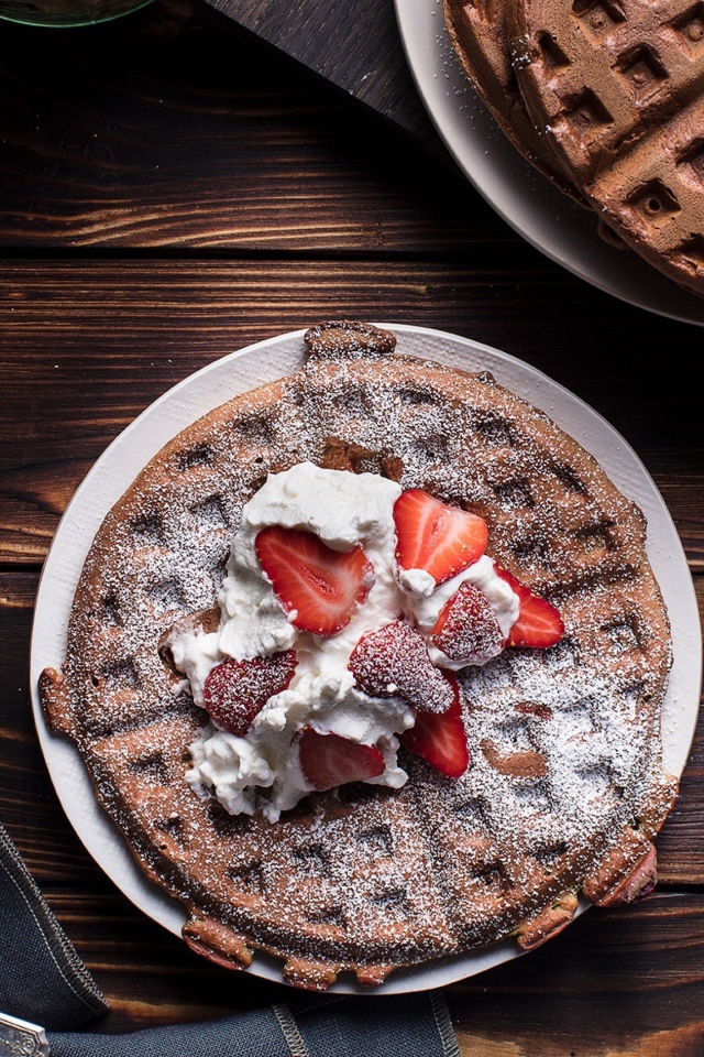 Сладкие вафли со сливками и ягодами клубники 