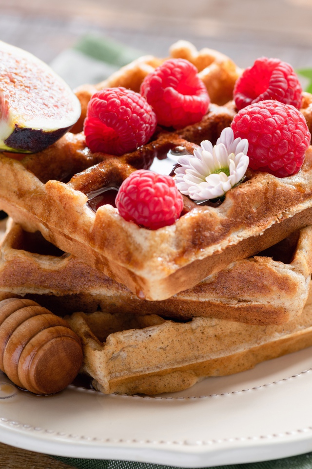 Сладкие вафли с медом, ягодами малины и инжиром