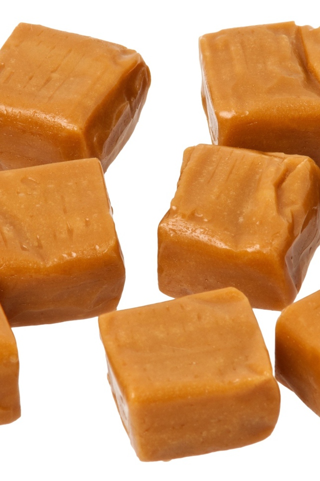 Конфеты ириски на белом фоне