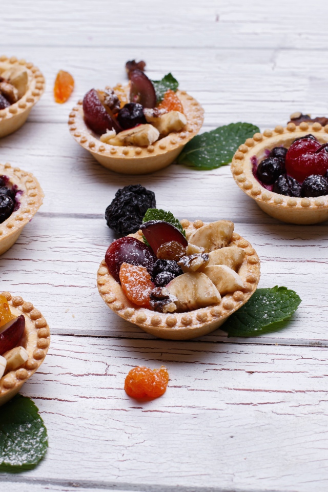 Тарталетки со сливами, бананом и сухофруктами