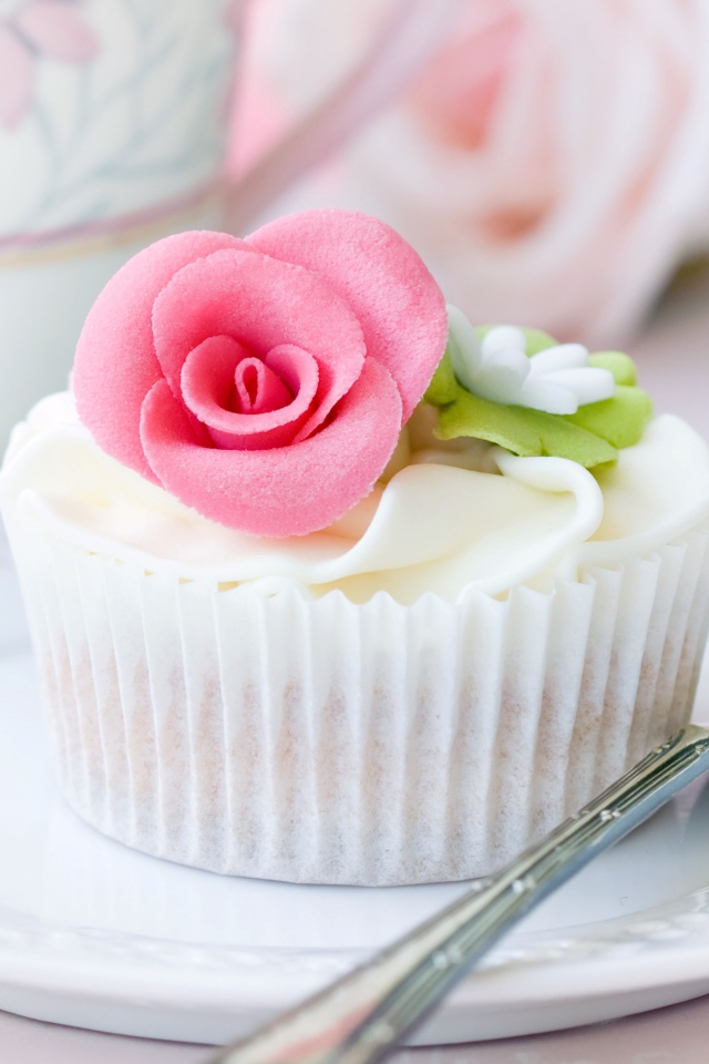 Кекс украшен розовым сахарным цветком