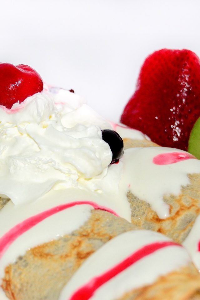 Тонкие блинчики с со сливками, клубникой и киви