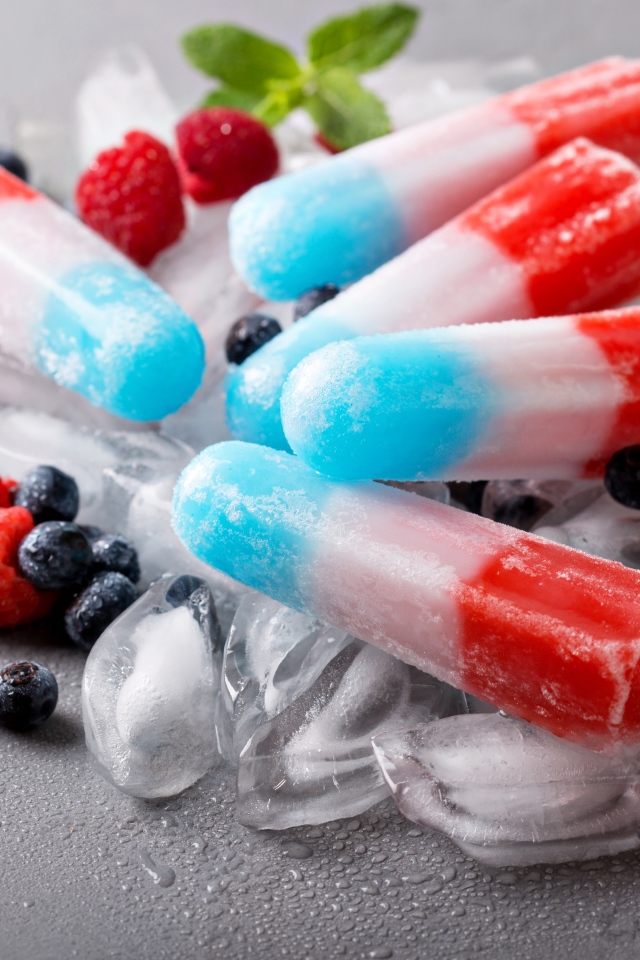 Трехцветное фруктовое мороженое лежит на кусочках льда