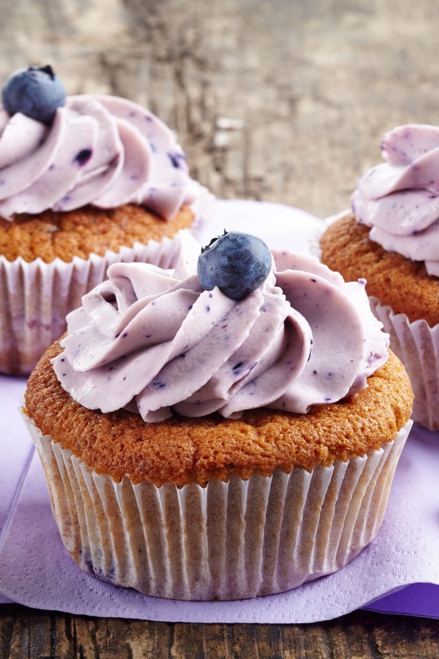 Три аппетитных кекса с кремом и ягодами черники