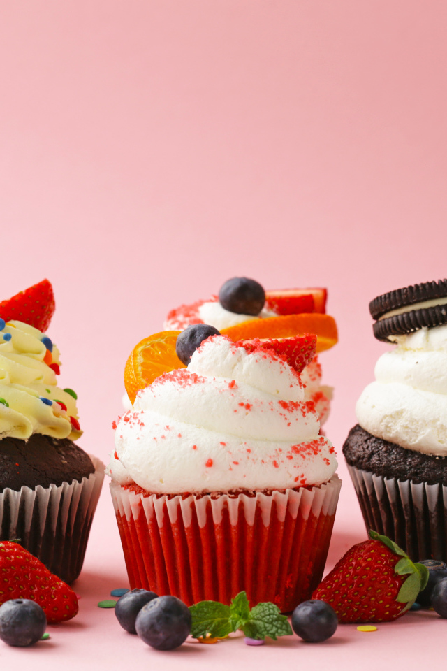 Три вкусных шоколадных кекса с кремом и ягодами