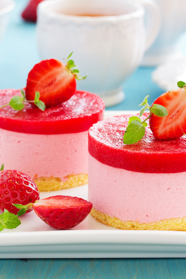 Два пирожных суфле с ягодами клубники