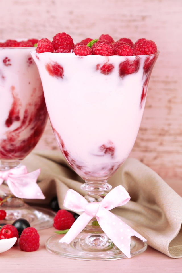 Две креманки с десертом из йогурта и малины