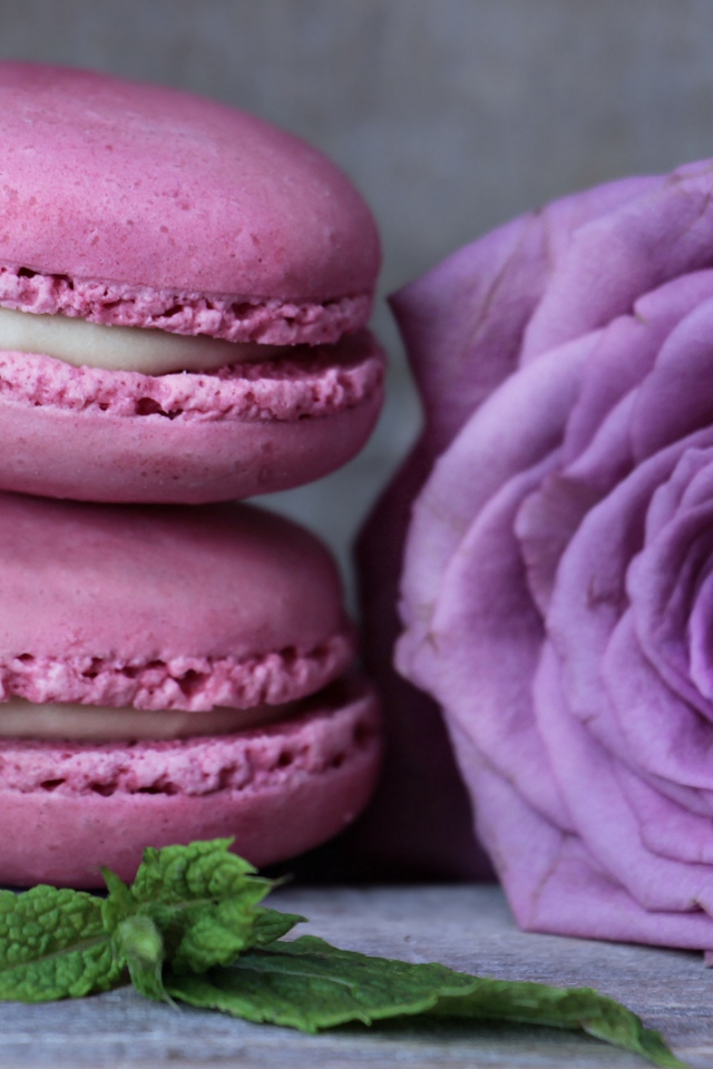 Два десерта макарун с красивой розой 