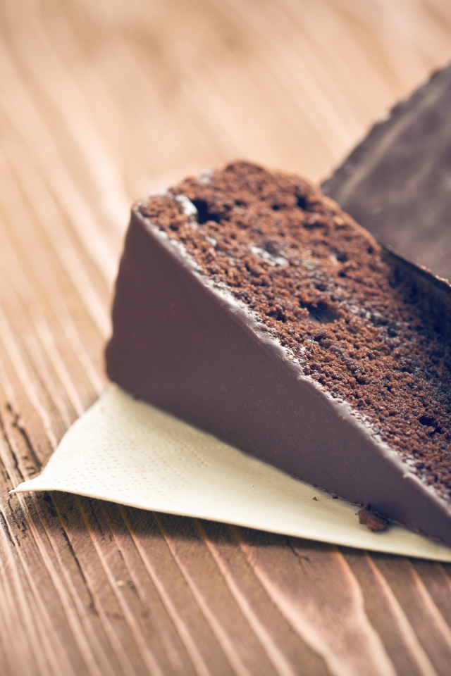 Два кусочка шоколадного торта на столе