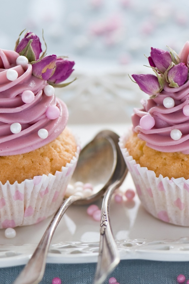 Два вкусных капкейка с кремом на тарелке