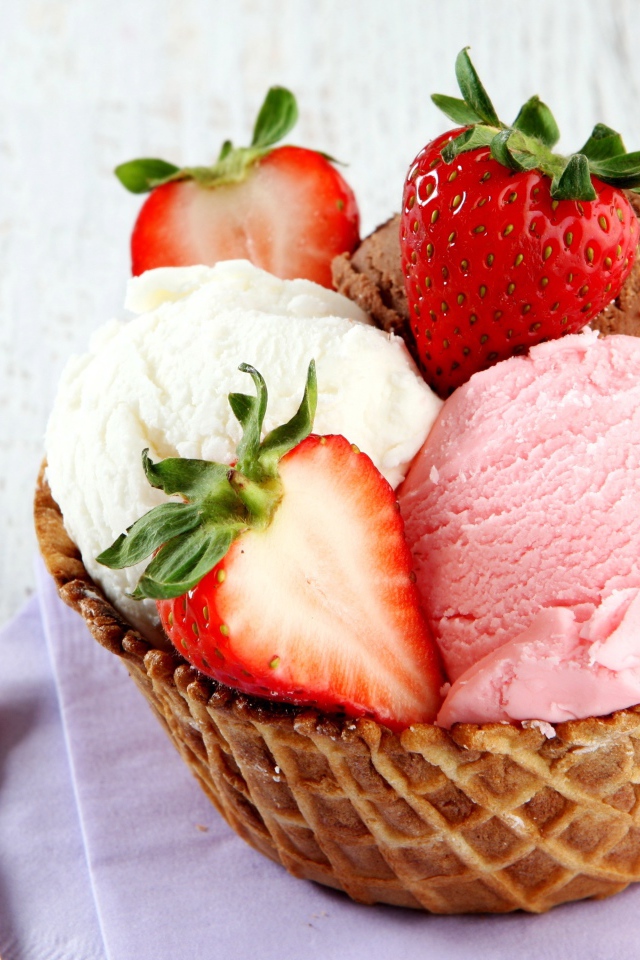 Вафельная корзинка с шариками мороженого и свежей клубникой