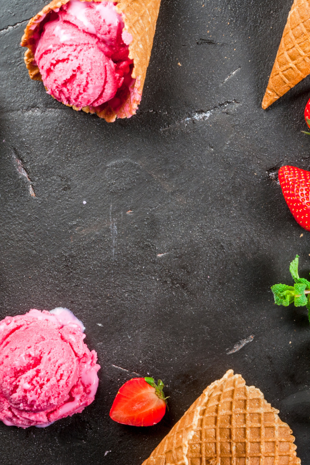Вафельные рожки с клубничным мороженым и клубникой 