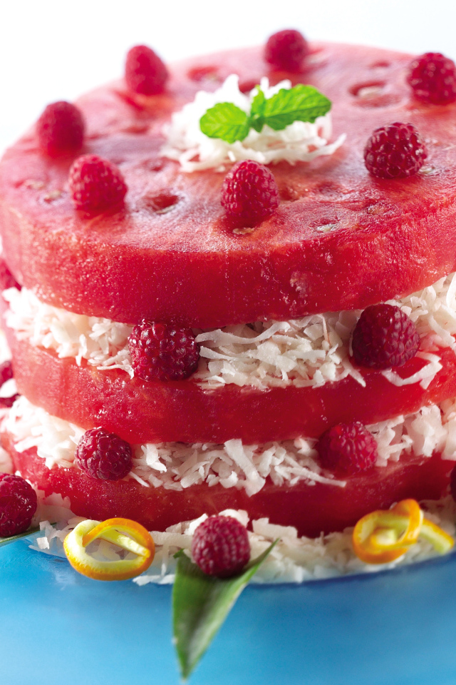 Арбузный торт с кокосовой стружкой и ягодами малины 