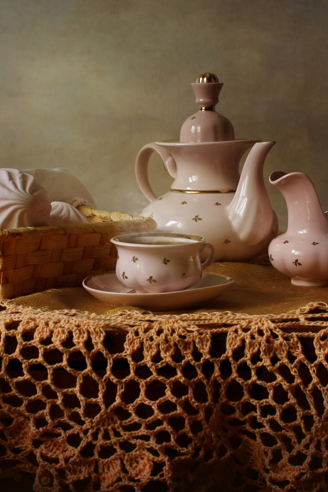 Белый зефир  на столе с чайным сервизом 