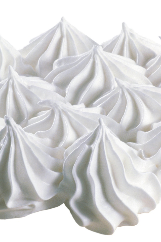 Белое воздушное безе на белом фоне