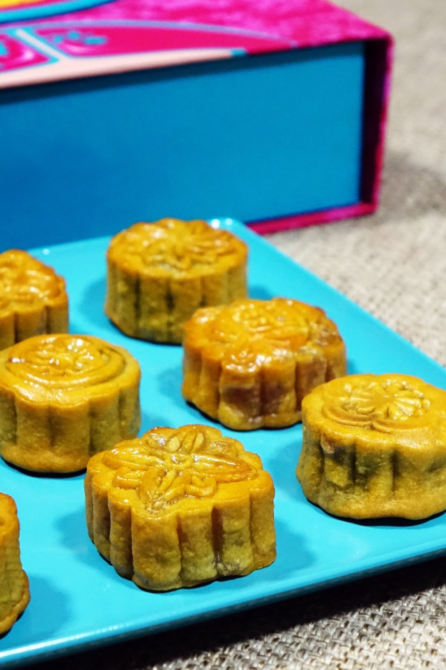 Свежий десерт на голубой тарелке 