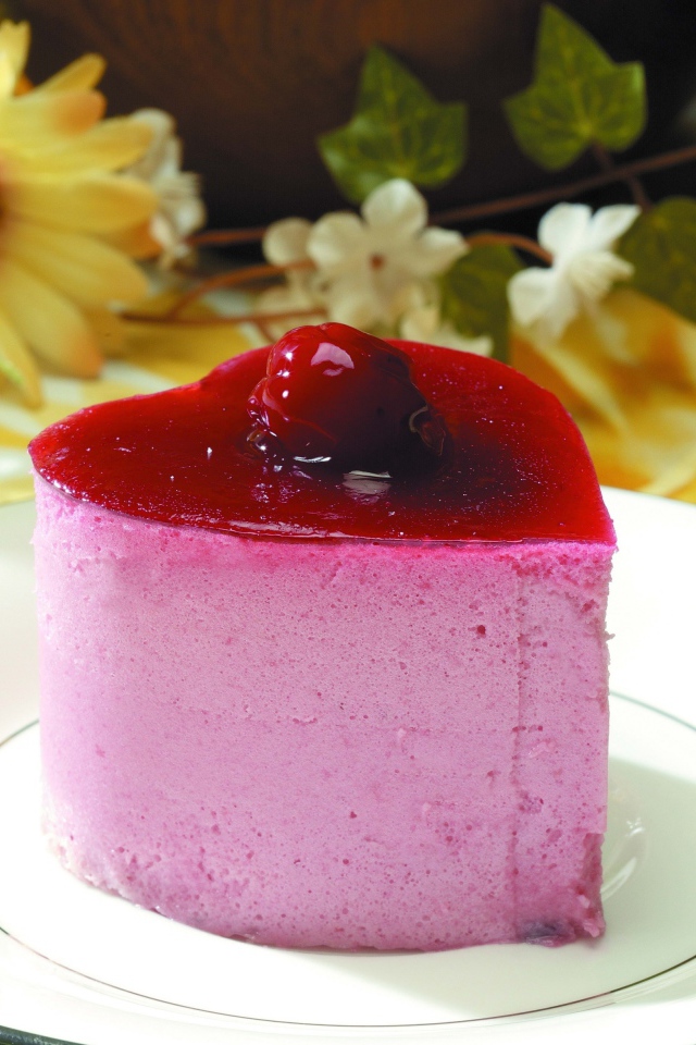 Пирожное суфле в форме сердца на тарелки