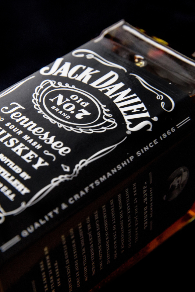Бутылка виски Jack Daniels на черном фоне
