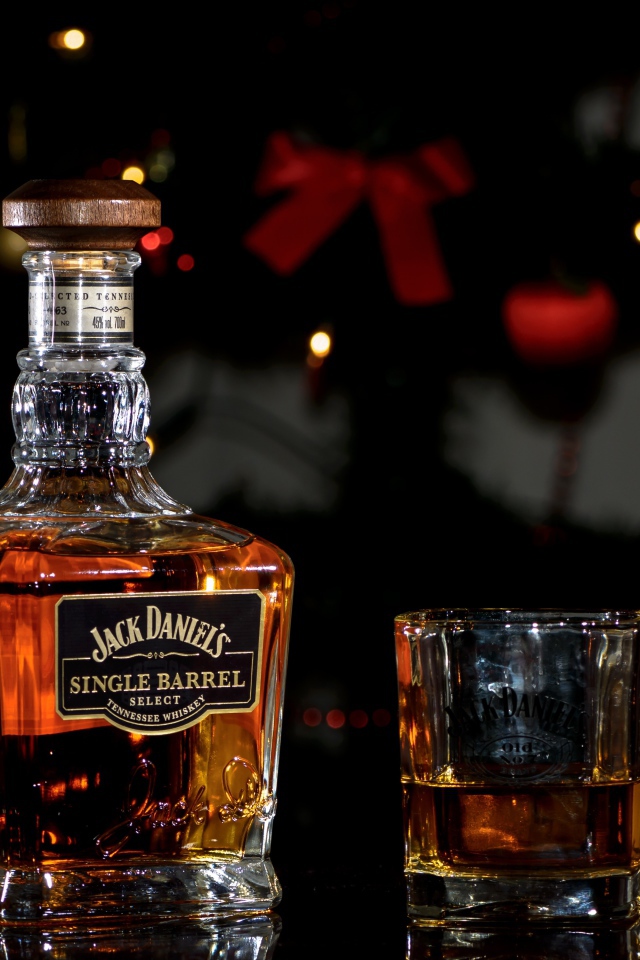 Бутылка виски Jack Daniels с рюмкой
