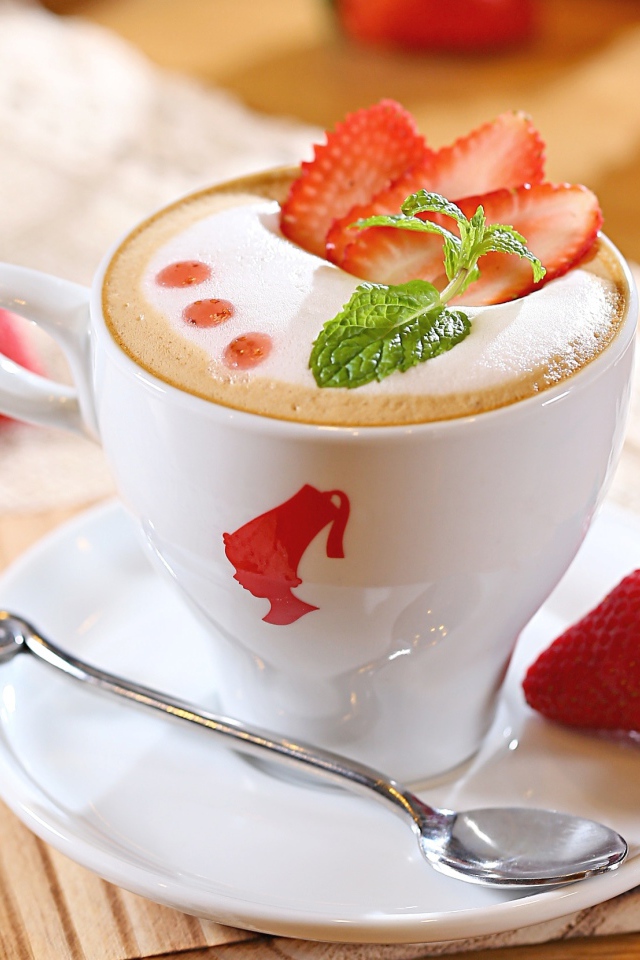 Чашка капучино с ягодами клубники 