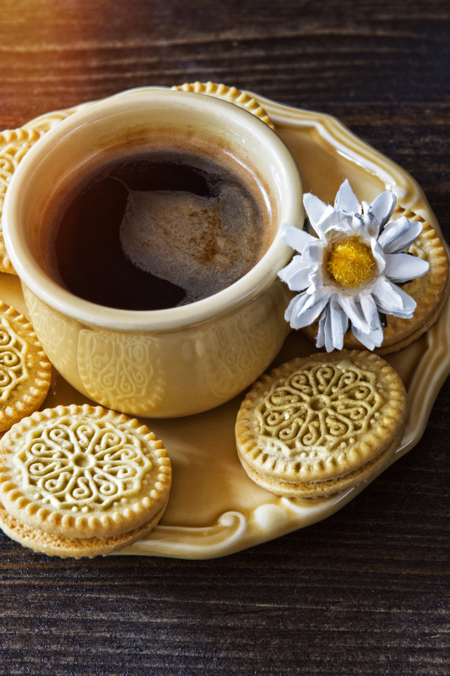 Чашка кофе на блюдце с печеньем