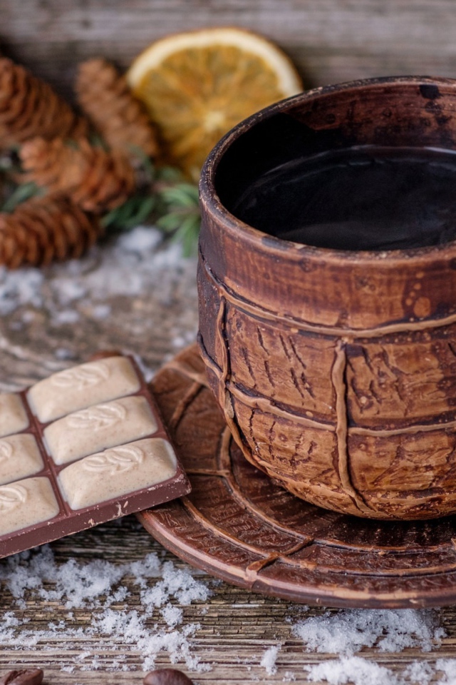 Чашка кофе на столе с шоколадом 