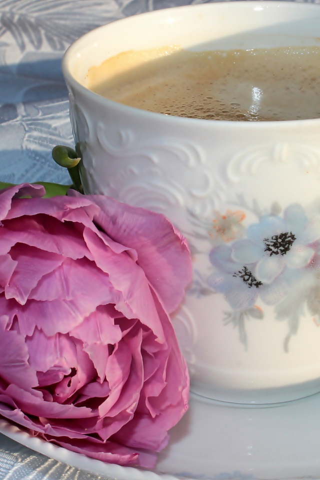Чашка кофе с розовым цветком пиона и белыми цветами