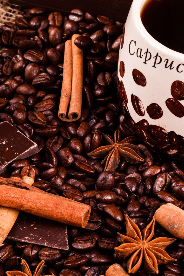 Чашка кофе с кофейными зернами, корицей, шоколадом и бадьяном 