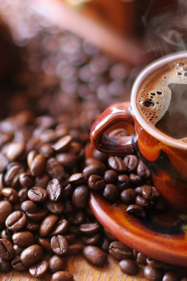 Чашка горячего кофе на столе с кофе 