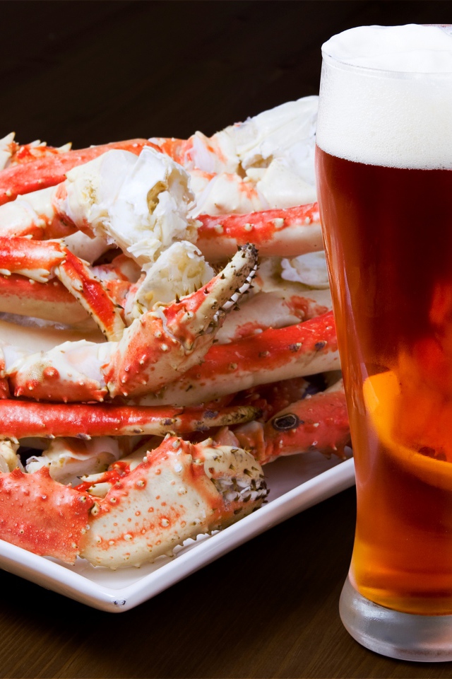 Бокал пива с крабовым мясом