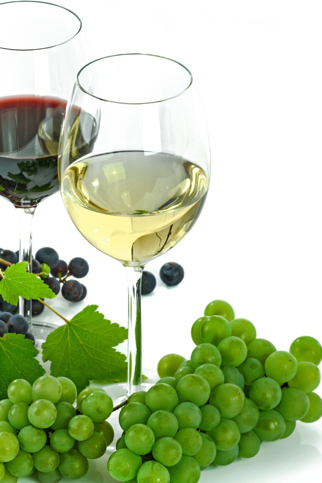 Бокал белого и красного вина на белом фоне с виноградом